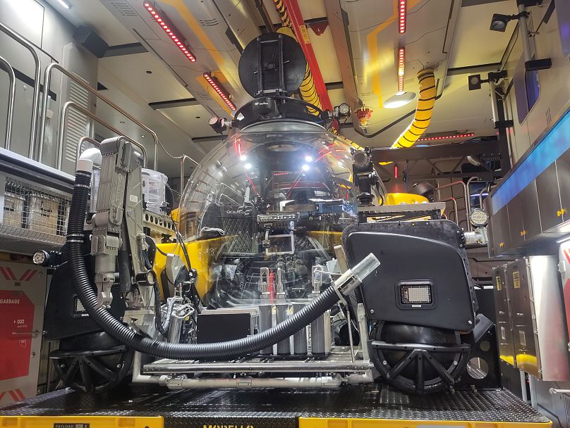 La sécurité est primordiale ; les sous-marins de l'organisation sont fabriqués par la société floridienne Triton Submarines, à l'aide de coques en acrylique de 6,6 pouces d'épaisseur fabriquées par la société allemande Heinz Fritz.