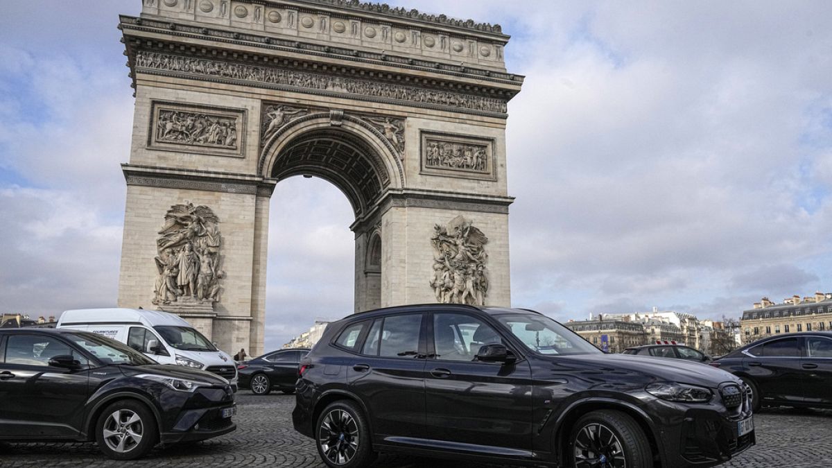 SUVs by the Arch de Triomphe