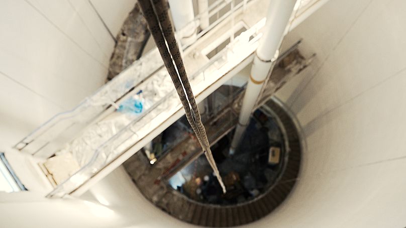 L’intérieur d’un silo à sucre et les cordes utilisées pour faire descendre les ouvriers dans le puits.
