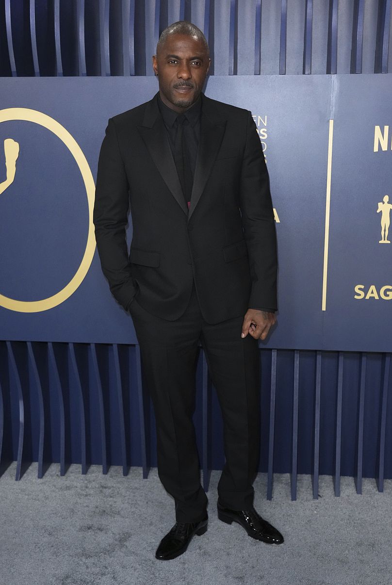 L'acteur anglais Idris Elba est élégant dans un costume entièrement noir lors de la 30e édition des SAG Awards à Los Angeles.