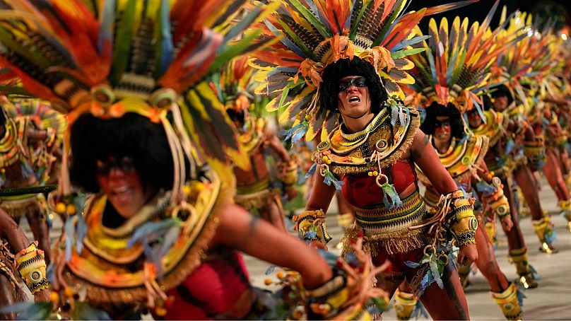 Des artistes de l'école de samba Salgueiro défilent lors des célébrations du carnaval au Sambadrome de Rio de Janeiro, Brésil, le 12 février 2024.