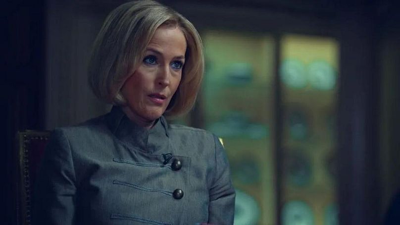 Gillian Anderson dans le rôle d'Emily Maitlis dans Scoop
