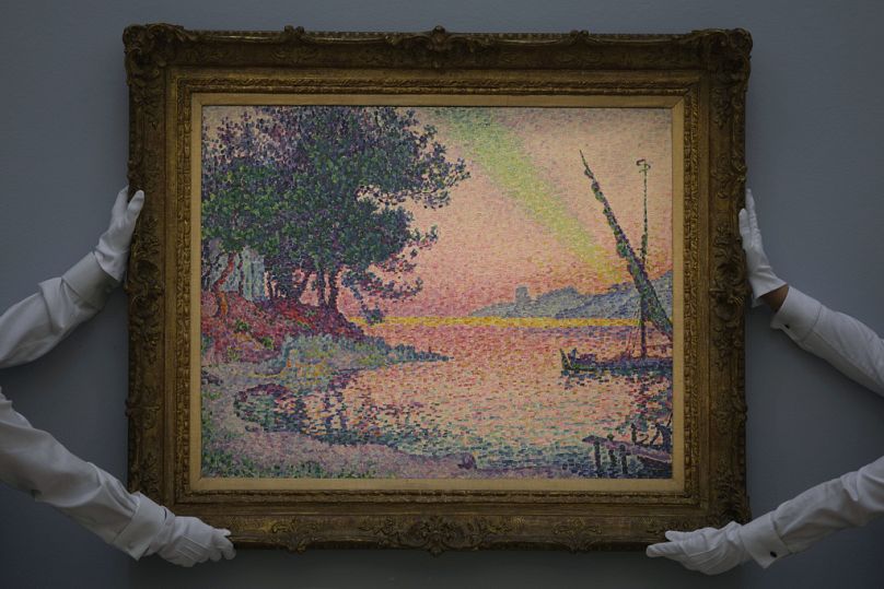 L'oeuvre d'art "Arbres au bord de l'eau, printemps à Giverny" de l'artiste français Claude Monet exposé lors d'un aperçu médiatique de la vente aux enchères Sotheby's Modern & Contemporary à Londres