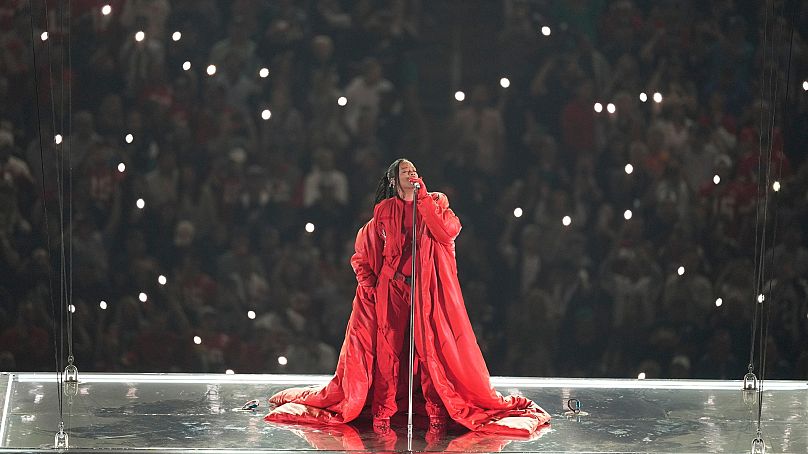 Rihanna se produit pendant le spectacle de la mi-temps du match de football NFL Super Bowl 57 entre les Chiefs de Kansas City et les Eagles de Philadelphie, le 12 février 2023.