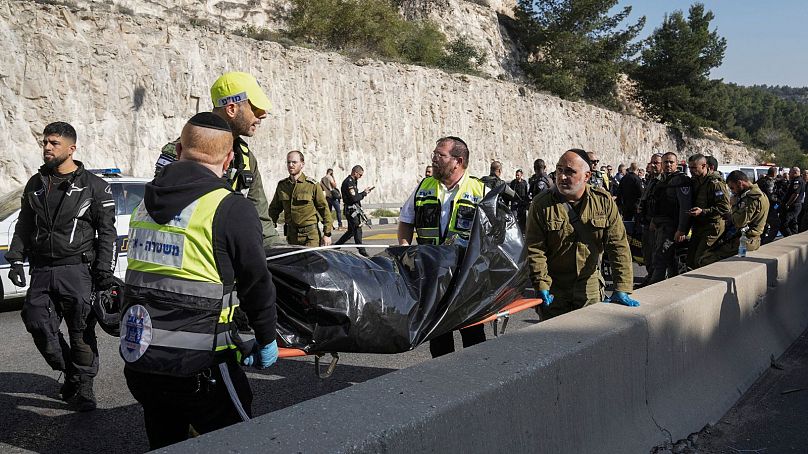 Les forces de sécurité israéliennes et les membres du service de secours Zaka transportent un corps provenant de la scène d'une fusillade près de l'implantation de Maale Adumim en Cisjordanie, jeudi 22 février.