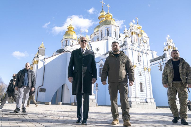 DOSSIER – Le président américain Joe Biden se promène avec le président ukrainien Volodymyr Zelenskyy à Kiev, en Ukraine, le lundi 20 février 2023.