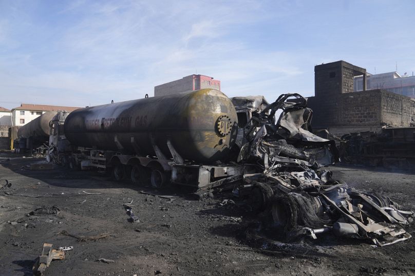 Un camion de gaz est brûlé après une explosion dans un bâtiment industriel à Nairobi.