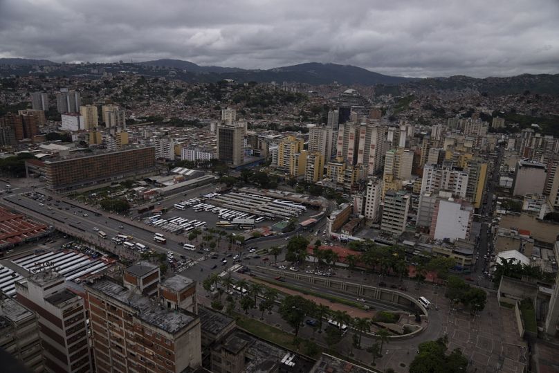 Les voitures circulent le long de l'avenue Bolivar, devant le terminal de bus de La Bandera, dans le centre-ville de Caracas, au Venezuela.