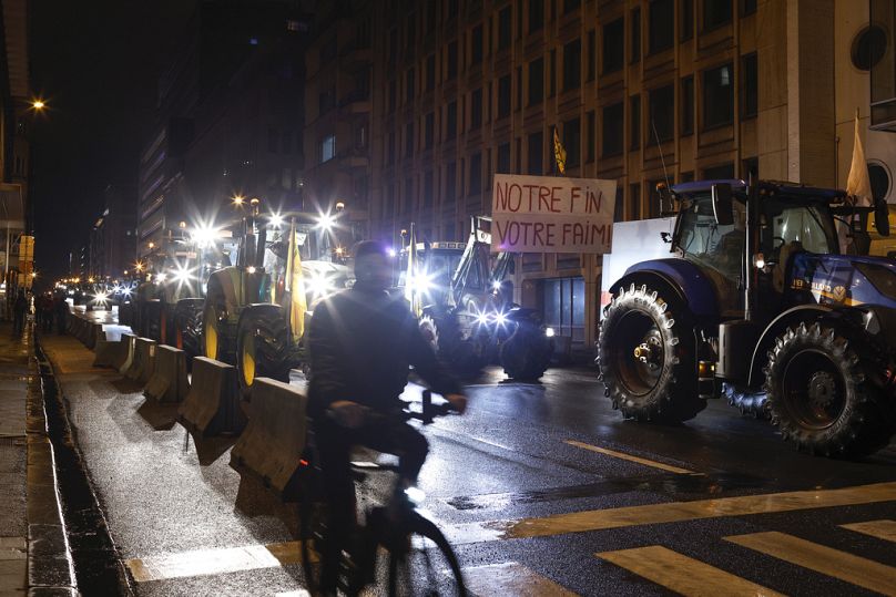 Des tracteurs sont garés alors que les agriculteurs se rassemblent pour une manifestation près du siège du Conseil européen en prévision du sommet de l'UE à Bruxelles.