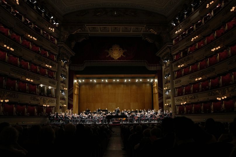 Le directeur musical de l'Orchestre Symphonique National (NSO) Gianandrea Noseda dirige l'orchestre lors d'un concert au théâtre la Scala de Milan, en Italie, le lundi 26 février 2024. (