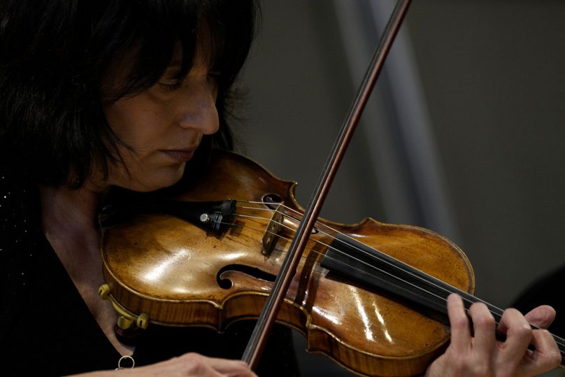 Marissa Regni, deuxième violoniste principale du NSO, joue un rare violon italien des XVIIe et XVIIIe siècles dans les coulisses du théâtre La Scala de Milan, le 26 février 2024.