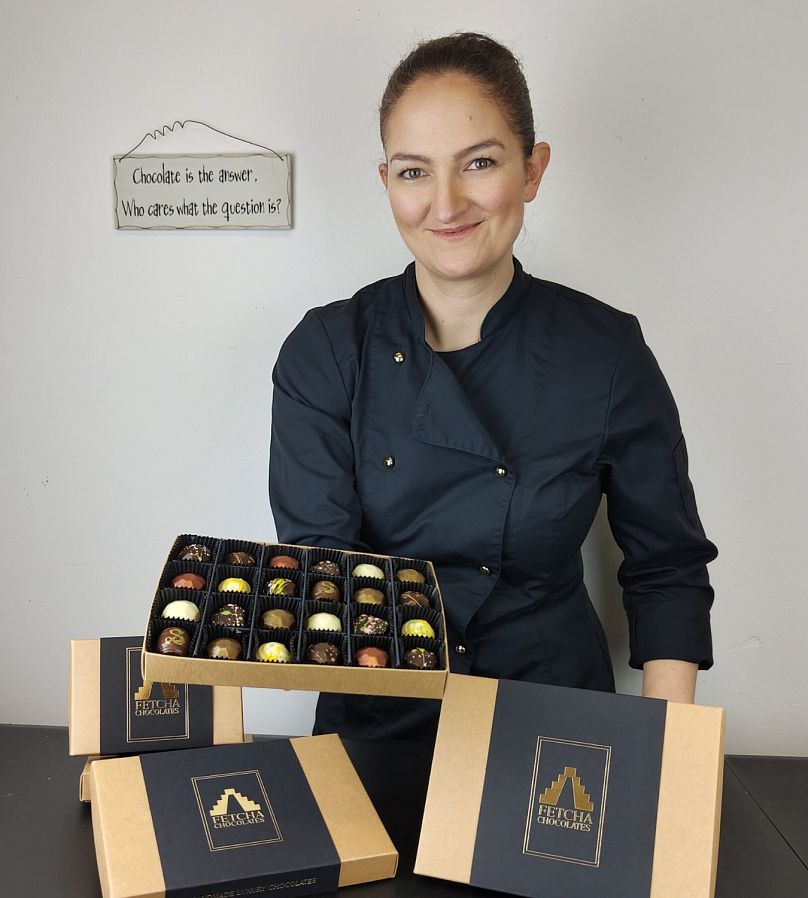 Fiona McArthur avec sa boîte de chocolats sur le thème des Oscars, qui sera remise aux nominés aux Oscars le 10 mars.