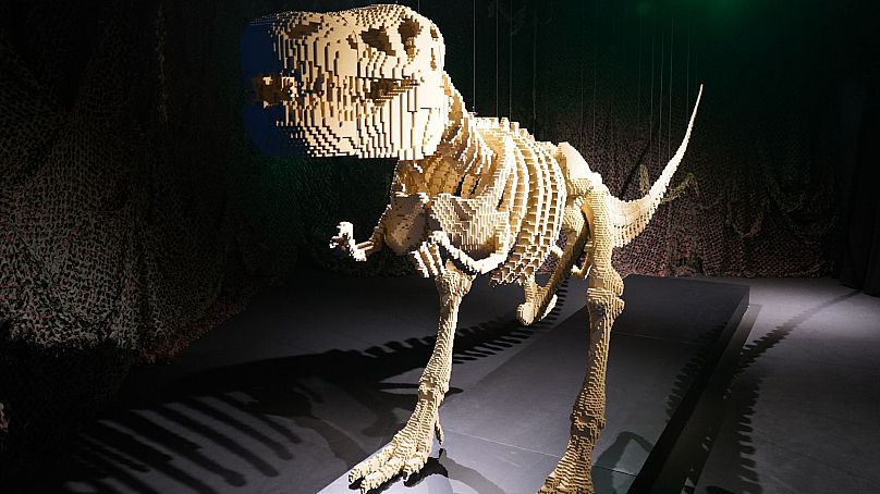 Une sculpture de dinosaure géante exposée au « Art of the Brick » à Londres