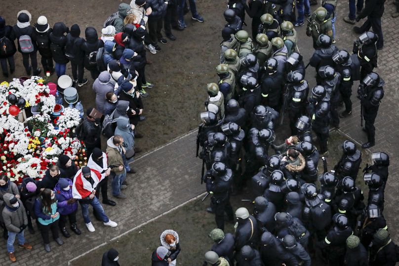 La police anti-émeute biélorusse bloque des manifestants lors d'un rassemblement de l'opposition à Minsk, novembre 2020.