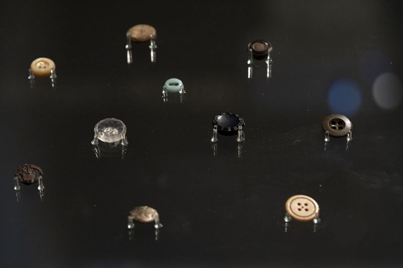 Dix boutons, qui, selon le conservateur du musée, représentent les milliers et les milliers de Juifs assassinés dans les chambres à gaz nazies.