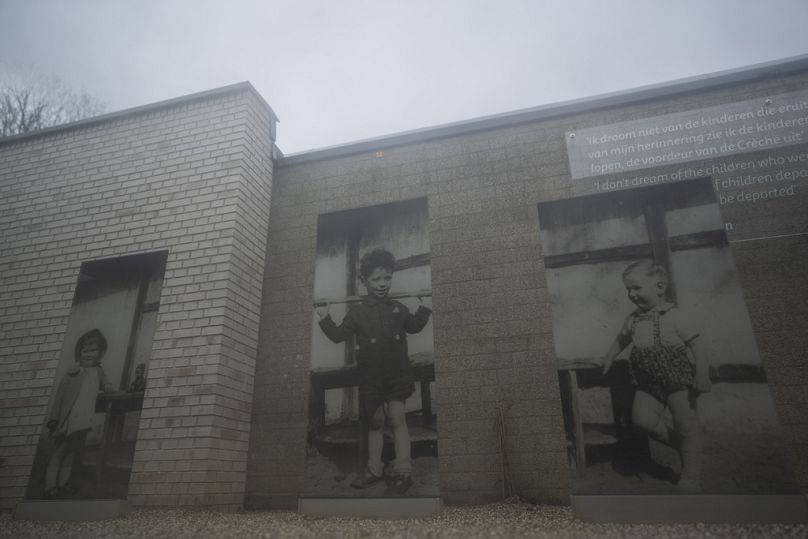 Portraits d'Henriette Bolle, Jacob Vischjager et Abraham Prins, victimes des atrocités nazies pendant la Seconde Guerre mondiale, exposés au nouveau Musée national de l'Holocauste d'Amsterdam.