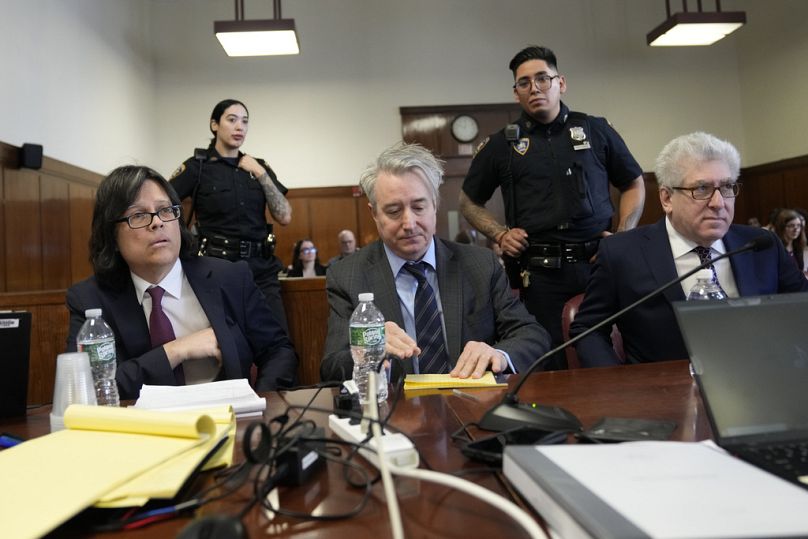 Les accusés Edward Kosinski (à gauche), Craig Inciardi (au centre) et Glenn Horowitz (à droite) prennent place à la table de la défense à la Cour suprême le jeudi 22 février 2024.