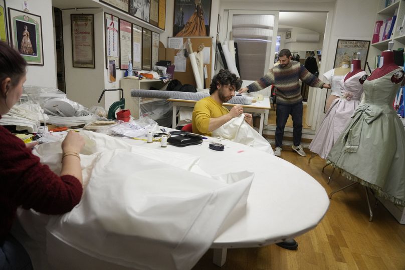 Des couturières travaillent à l'Atelier Tirelli à Rome, le mardi 5 mars 2024.