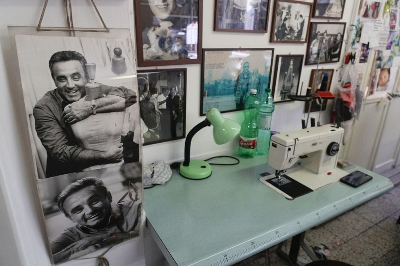 Une photo d'Umberto Tirelli, à gauche, est exposée près d'une machine à coudre à l'Atelier Tirelli à Rome, le mardi 5 mars 2024.