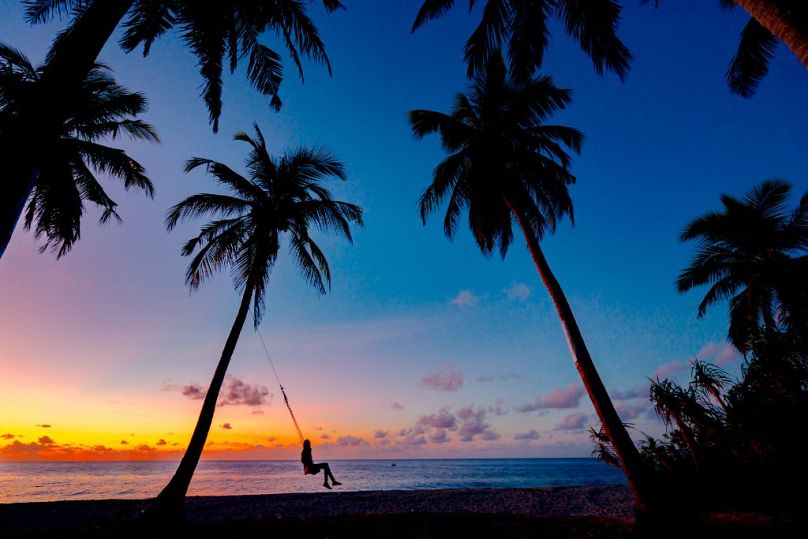 La volonté de développer rapidement le tourisme aux Maldives a créé plusieurs problèmes environnementaux et sociaux inévitables pour cet archipel idyllique.