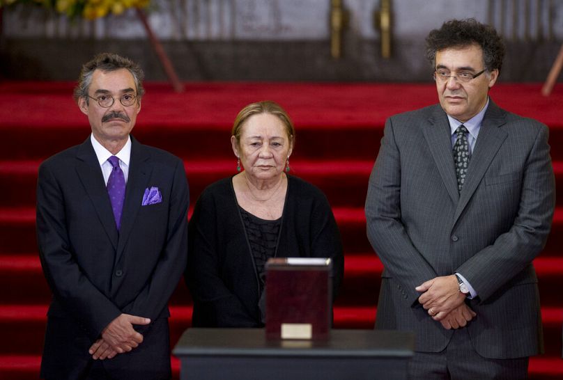 Mercedes Barcha, au centre, veuve du lauréat colombien du prix Nobel de littérature Gabriel Garcia Marquez, est accompagnée de ses fils Gonzalo, à gauche, et Rodrigo, à droite.