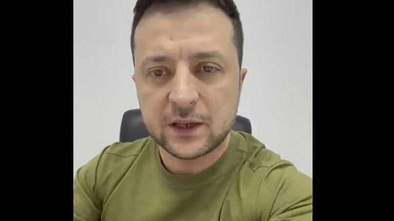 Ce 6 mars 2022, image tirée d'une vidéo fournie par le bureau de presse présidentiel ukrainien, le président ukrainien Volodymyr Zelenskyy s'exprime en vidéo à Kiev.