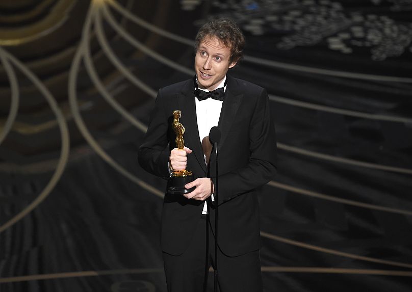 Le réalisateur hongrois László Nemes reçoit l'Oscar pour
