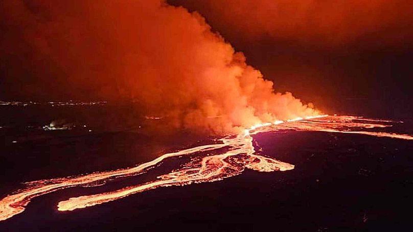 Cette image fournie par la Défense civile islandaise montre de la lave en éruption d'un volcan entre Hagafell et Stóri-Skógfell, en Islande, le samedi 16 mars 2024.