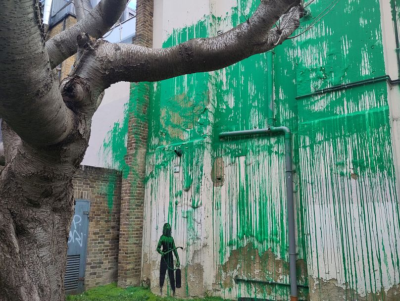 Vue rapprochée de la fresque murale de Banksy à Islington, Londres, le 18 mars 2024.