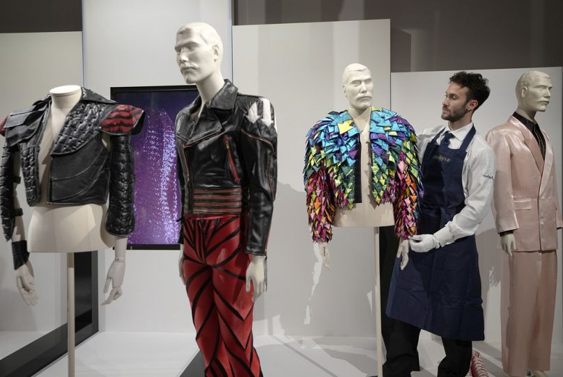 Un gestionnaire de Sotheby's présente une « Veste en applique de flèche en satin de couleur arc-en-ciel de 1982 » dans les salles de ventes de Sotheby's à Londres, le jeudi 3 août 2023.