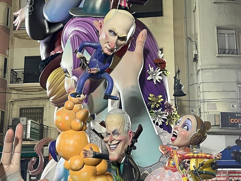 Falla parodie le président russe Vladimir Poutine et le président américain Joe Biden.