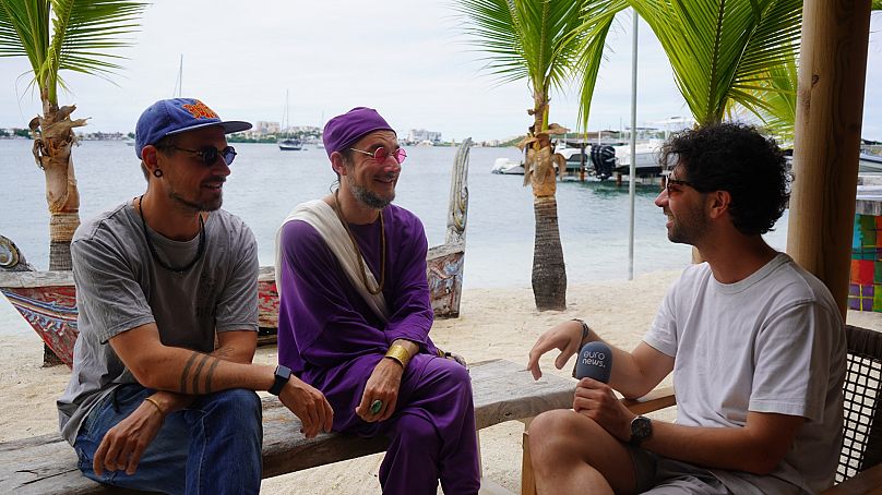 Jonny Walfisz discutant avec Monkey Safari