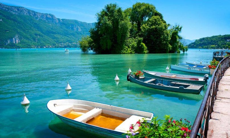 Bateaux amarrés sur le lac d'Annecy, France