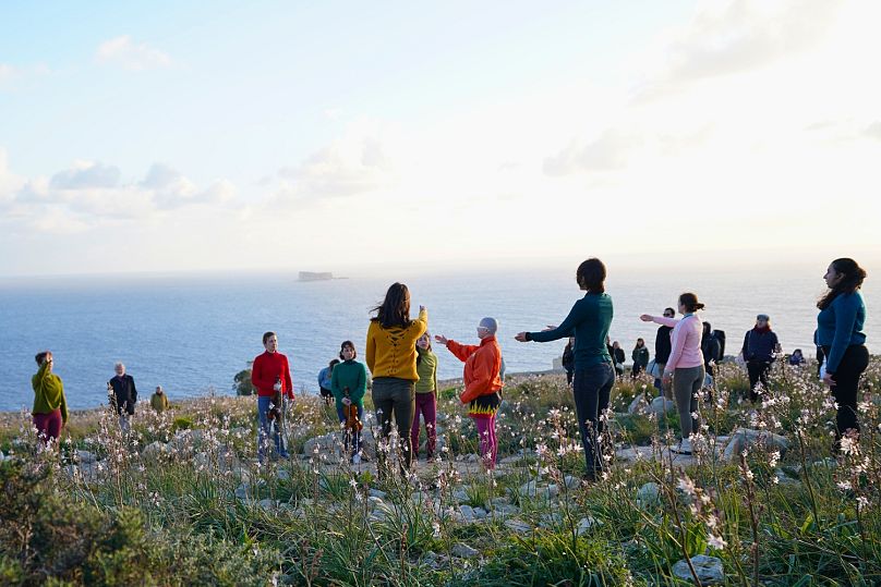 Une représentation de Virgilio Sieni et Franco La Cecla, qui a eu lieu sur un terrain près du temple de Ħaġar Qim, vieux de 5000 ans.