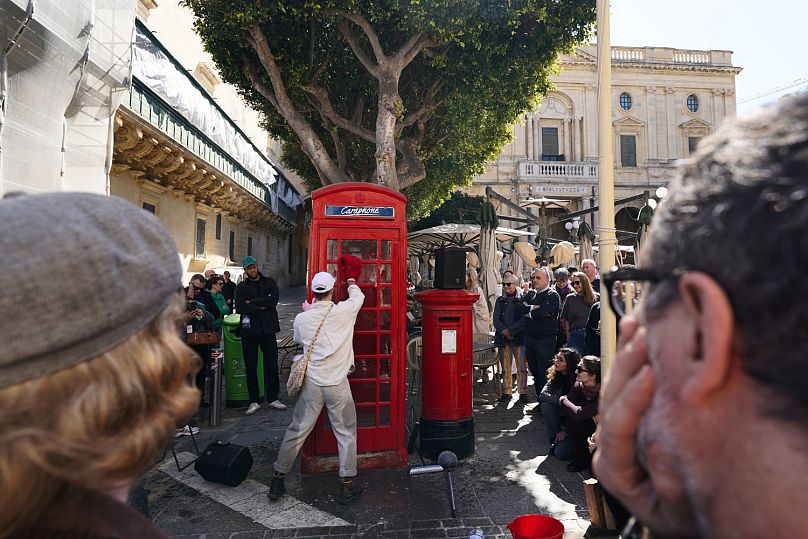 Une performance du duo franco-maltais Keit Bonnici et Niels Plotard impliquait un artiste lavant une cabine téléphonique rouge au centre de La Valette.