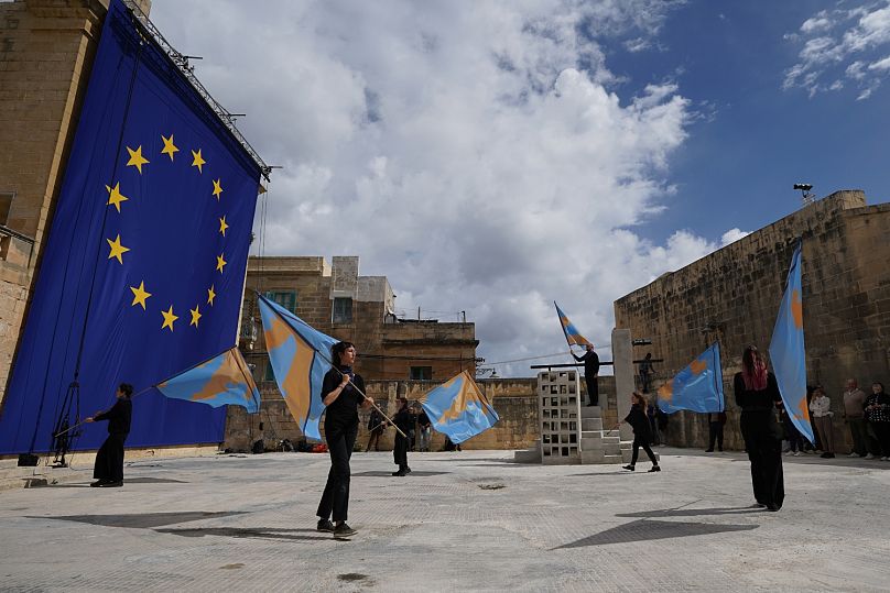 Dans le cadre d'une performance d'Andrea Conte, une itération in situ de sa série « Déplacement », qui commente la migration climatique forcée.