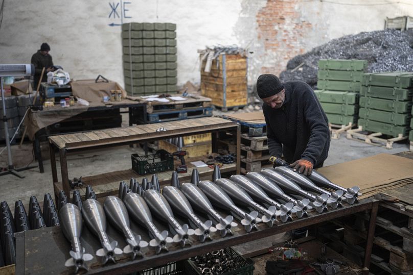 Un ouvrier assemble des obus de mortier dans une usine en Ukraine, le mercredi 31 janvier 2024.