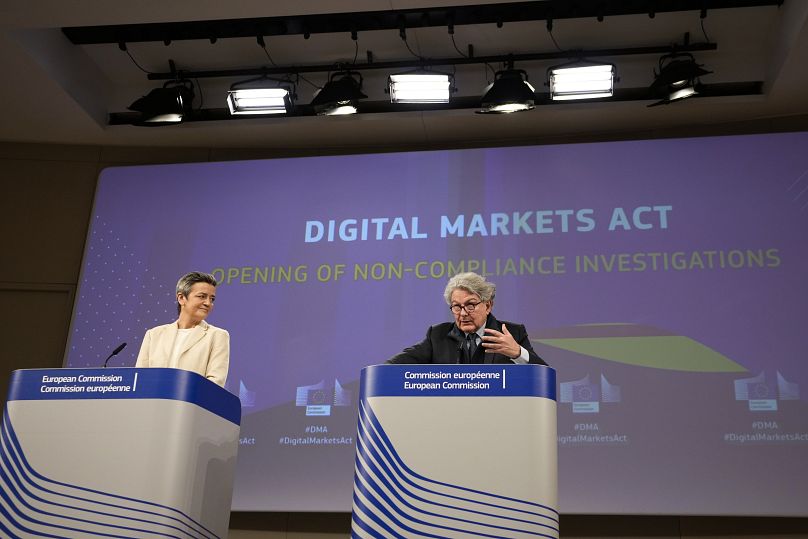 La commissaire européenne pour l'Europe adaptée à l'ère numérique Margrethe Vestager, à gauche, et le commissaire européen au marché intérieur, Thierry Breton, à droite, lors d'une conférence de presse.