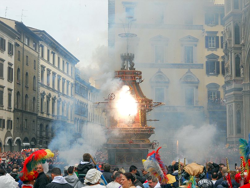Une charrette remplie de feux d'artifice est allumée selon une tradition connue sous le nom de Scoppio del Carro à Florence, 2010.
