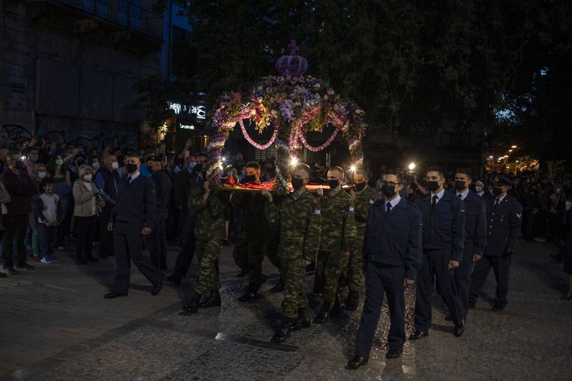 Des soldats grecs portent l'Epitaphios lors d'une procession du Vendredi Saint devant la cathédrale orthodoxe d'Athènes, le vendredi 30 avril 2021.