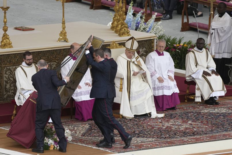 Les huissiers du Vatican élèvent l'icône du Saint Sauveur alors que le pape François célèbre la messe de Pâques sur la place Saint-Pierre au Vatican, le dimanche 31 mars 2024.