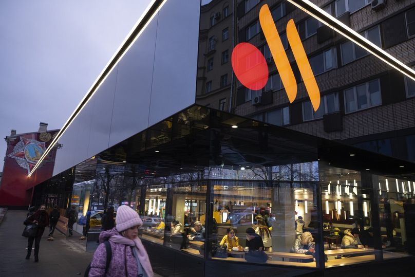 Des gens font la queue pour visiter un restaurant récemment ouvert dans un ancien magasin McDonald's de la rue Bolshaya Bronnaya à Moscou, en Russie, le mercredi 25 janvier 2023.