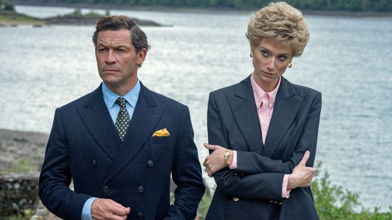 Dominic West qui incarne le prince Charles dans les deux dernières saisons de The Crown, aux côtés d'Elizabeth Debicki qui incarne la princesse Diana.