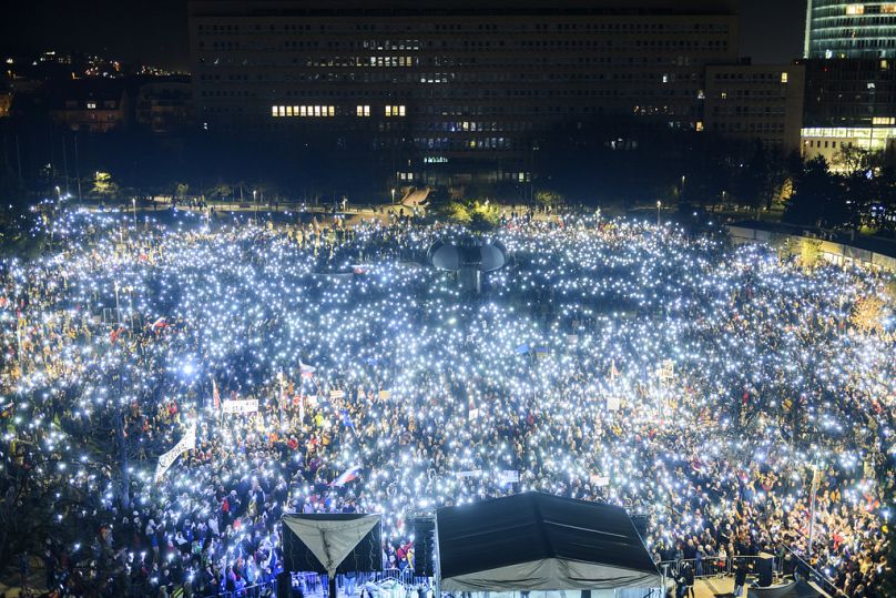 Les gens se rassemblent pour participer à une manifestation contre le gouvernement à Bratislava