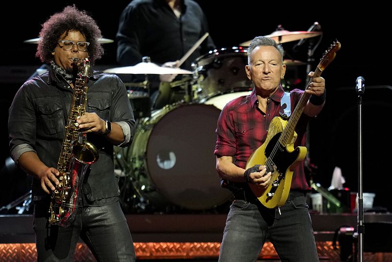 Bruce Springsteen, à droite, aux côtés de Jake Clemons sur scène lors d'un concert de Bruce Springsteen et du E Street Band World Tour 2024 - 19 mars 2024