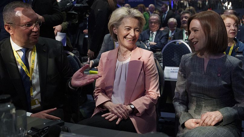 Ursula von der Leyen s'adresse à la présidente moldave Maia Sandu avant le début du congrès du PPE à Bucarest, en Roumanie, le mercredi 6 mars 2024.