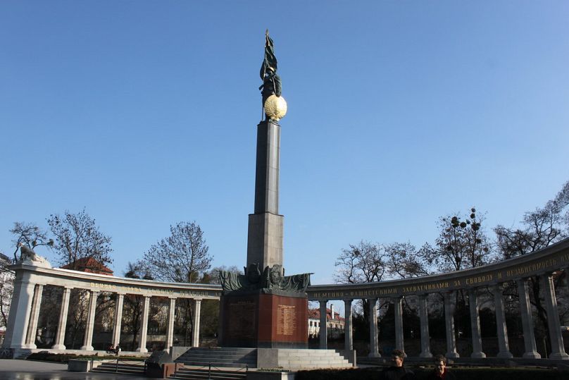 Le monument des héros de l'Armée rouge à Vienne a été construit pour commémorer les 17 000 soldats soviétiques tombés lors de la bataille de Vienne contre les forces allemandes pendant la Seconde Guerre mondiale.