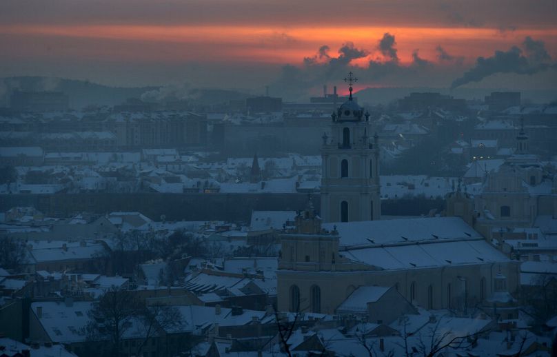 Une vue de la neige recouvrait Vilnius au coucher du soleil, en Lituanie, le lundi 4 janvier 2016. La température de l'air était de -19 degrés Celsius.