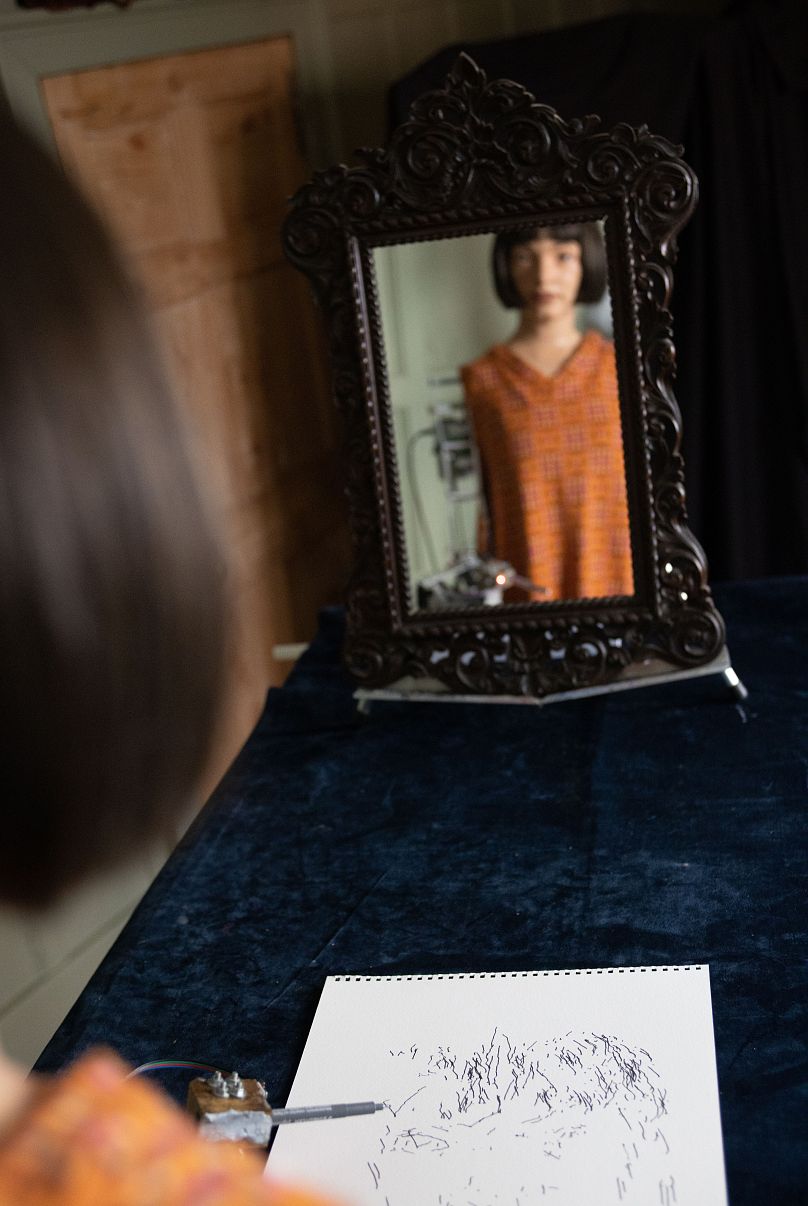 Ai-Da réalisant un autoportrait