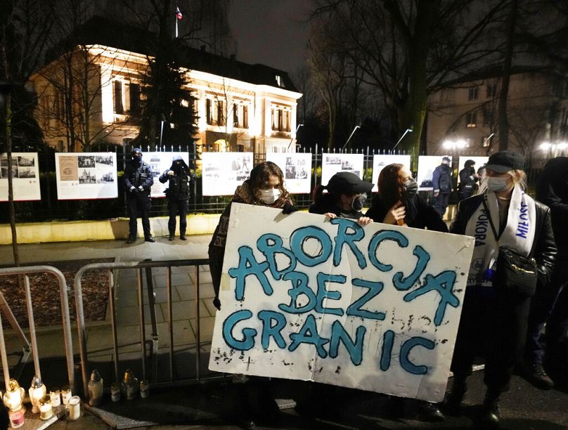 Un groupe de militants avec une pancarte indiquant "Avortement sans frontières" manifester contre la stricte loi polonaise anti-avortement devant la plus haute cour constitutionnelle de Varsovie.